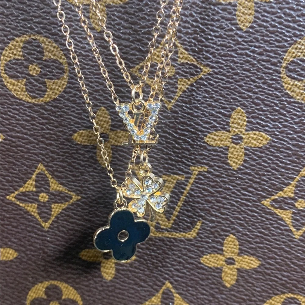 Stunning Fashion LV 3 in 1 necklace with gold tone stud earrings